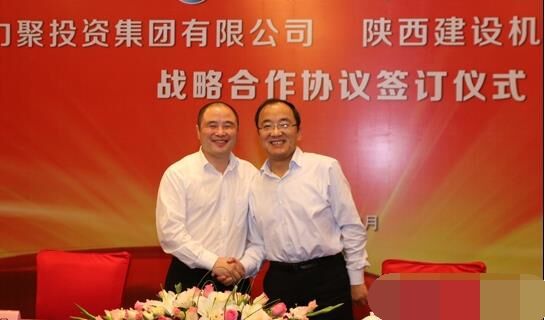 近日，陜建機械與安徽力聚簽訂戰(zhàn)略合作協(xié)議，陜建機械董事長楊宏軍，副總經(jīng)理、營銷總監(jiān)賀衛(wèi)東，安徽力聚投資集團董事長宋執(zhí)壽，黨支部書記陳邦勤以及安徽潤路公司總經(jīng)理杜永龍等單位領(lǐng)導(dǎo)出席了會議